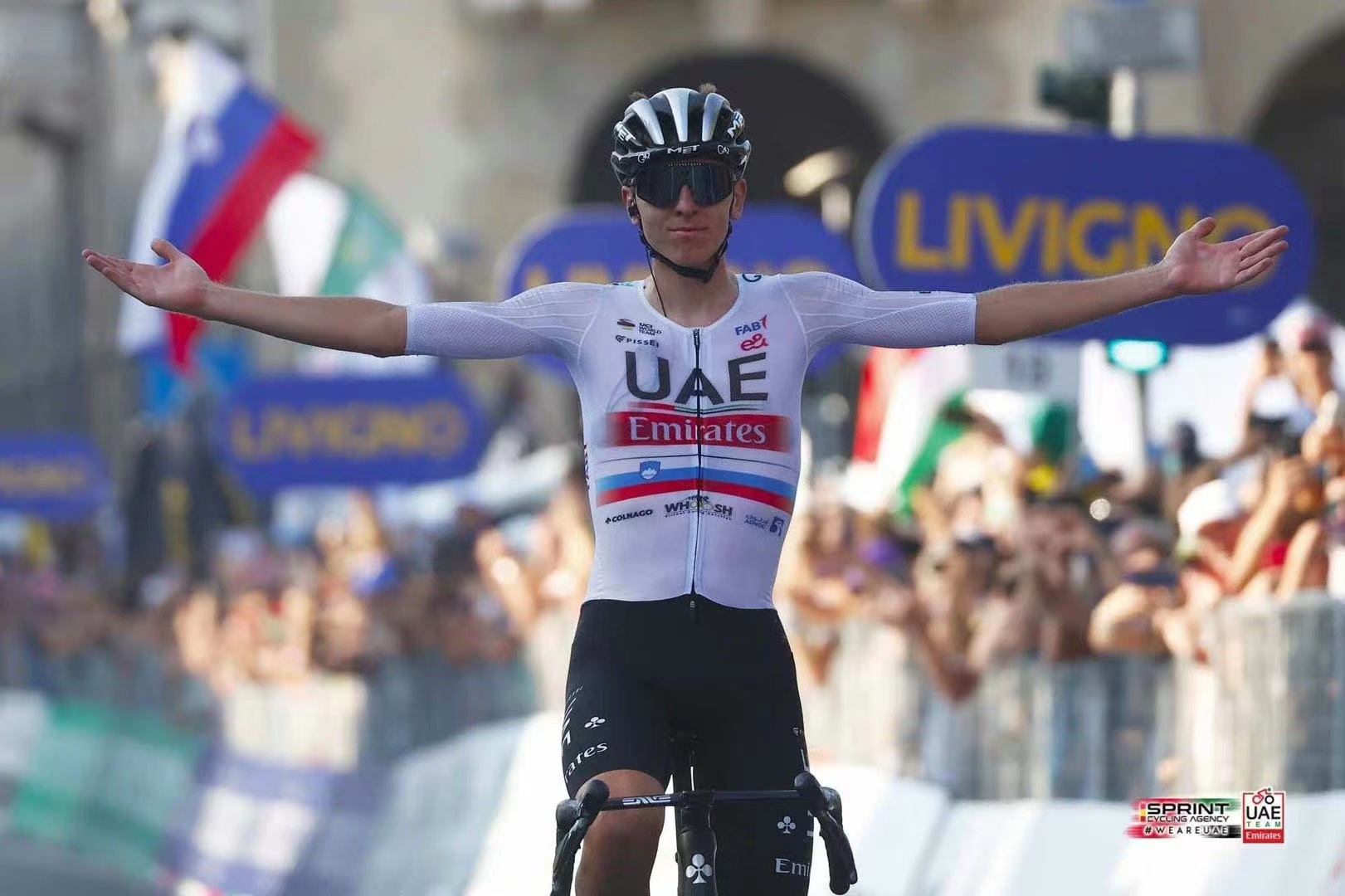 Pogačar vinder tre på hinanden følgende mesterskaber, et herligt øjeblik for UAE Team